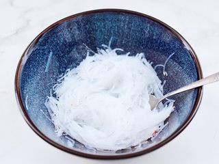 6、蒜蓉剁椒烤扇贝,泡发好的粉丝,切碎放入碗里。