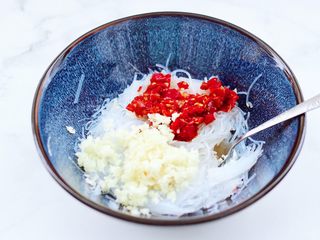 7、蒜蓉剁椒烤扇贝,碗里加入绞碎的蒜末和剁椒酱,鱼露和花生油。