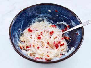 8、蒜蓉剁椒烤扇贝,把所有的食材混合搅拌均匀后。