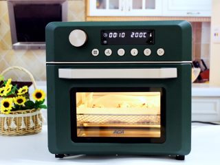 11、蒜蓉剁椒烤扇贝,上下火200度炸10分钟即可。