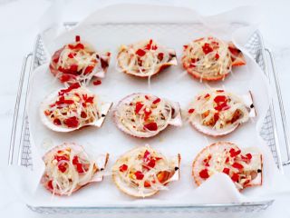 9、蒜蓉剁椒烤扇贝,均匀铺在扇贝肉上面。