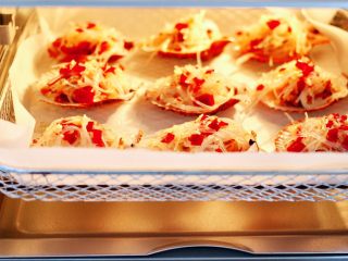 10、蒜蓉剁椒烤扇贝,把炸篮放入烤箱中层。