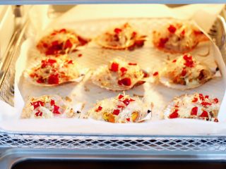 12、蒜蓉剁椒烤扇贝,出炉咯,满屋飘香,让人不自觉地流出口水。