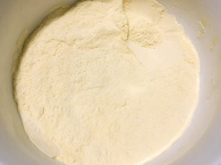 1、小米发糕,小米面放入碗中