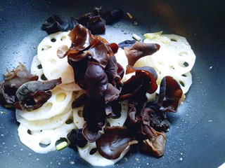 14、#时令蔬菜#荷塘月色小炒,再加入木耳。