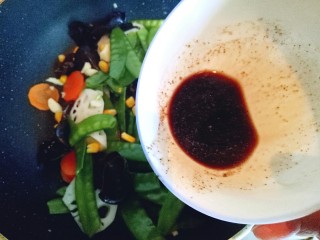 18、#时令蔬菜#荷塘月色小炒,将调料汁倒入锅中，大火快速翻炒。