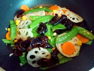 19、#时令蔬菜#荷塘月色小炒,大火翻炒2分钟即可。