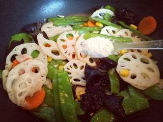 20、#时令蔬菜#荷塘月色小炒,加入一勺鸡粉提鲜。