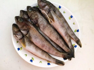 1、红烧小黄鱼,海黄鱼刮去鱼鳞