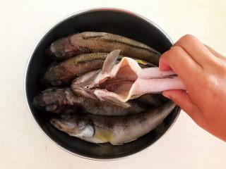 2、红烧小黄鱼,鱼腹内要清洗干净