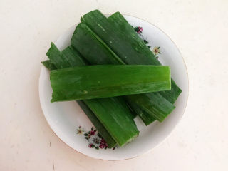 3、红烧小黄鱼,大葱叶清洗干净