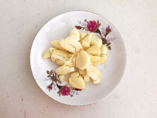 4、红烧小黄鱼,大蒜切成小片