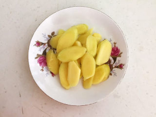 5、红烧小黄鱼,鲜姜削皮后切成小片