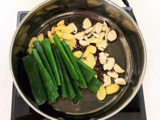 8、红烧小黄鱼,加入葱姜蒜炒出香味