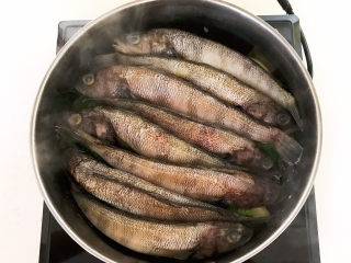 9、红烧小黄鱼,加入海黄鱼