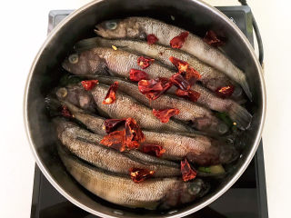 10、红烧小黄鱼,加入干红辣椒段