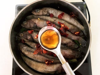 11、红烧小黄鱼,加入料酒烹去腥味