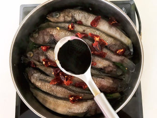 12、红烧小黄鱼,加入生抽