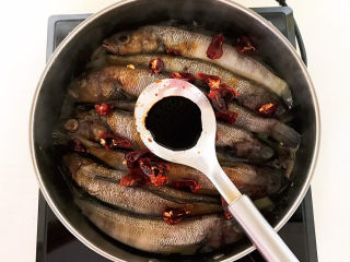 13、红烧小黄鱼,加入老抽