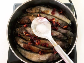 14、红烧小黄鱼,加入白糖