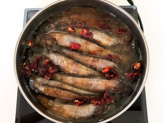 15、红烧小黄鱼,加入温水，水量和鱼持平