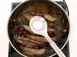 16、红烧小黄鱼,加入精盐