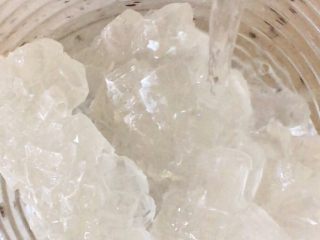 3、自制零添加山楂糕（破壁机）,冰糖用水融化