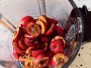 4、自制零添加山楂糕（破壁机）,山楂放入破壁机中