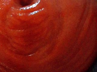 9、自制零添加山楂糕（破壁机）,倒入不粘锅中小火熬煮，要不停的搅拌