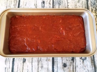 11、自制零添加山楂糕（破壁机）,放入不粘容器内，冰箱冷藏5小时左右