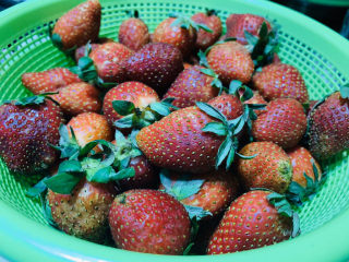 1、????自制草莓酱????,草莓买多了，吃不完浪费，做草莓酱不错，到草莓季，街上有很多卖这个种小个的草莓，别看它小，外表不咋样，草莓香味很浓，也很酸甜；