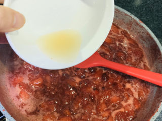13、????自制草莓酱????,草莓颗粒变软，草莓汁浓稠的时候，加入柠檬汁，这是用一个柠檬挤出来的量，柠檬汁也可以增加草莓酱的保存时间；
