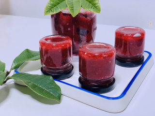 18、????自制草莓酱????,盖好瓶盖，把装好热草莓酱的瓶子倒扣过来放，热草莓酱倒扣可以隔离空气，保存时间更长，不容易坏；