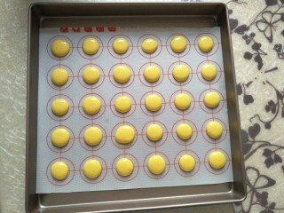 12、宝宝零添加健康零食蛋黄溶豆,挤上大小均匀的小圆