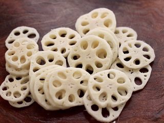 3、荷塘月色小炒,把藕去皮后洗净，用刀切成薄片。