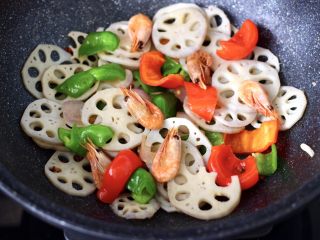 12、荷塘月色小炒,大火继续快速翻炒1分钟，看见锅中汤汁收干时，即可关火。