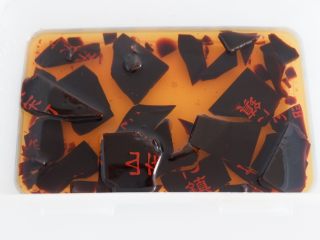 2、阿胶糕固元膏,用黄酒浸泡48-72小时,泡的越久越利于阿胶中的有效成分溶解出来哦