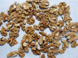 4、阿胶糕固元膏,核桃仁称重好,放入烤箱150度烘烤10分钟。