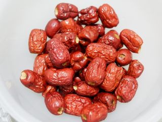 5、阿胶糕固元膏,红枣去核后称重。