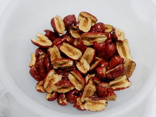 6、阿胶糕固元膏,切成小块。