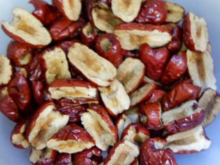 13、阿胶糕固元膏,再加红枣。