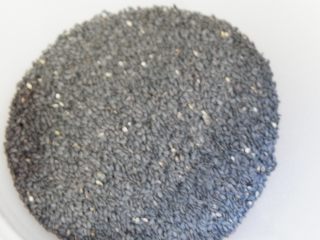 15、阿胶糕固元膏,最后加入黑芝麻,加早了搅不动