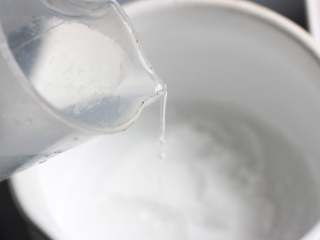 2、樱花水信玄饼,分二次，将热开水缓缓倒入步骤二的混合物中，一边倒一边搅拌，直至颗粒完全溶解。