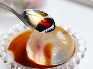 7、樱花水信玄饼,一个小时后，水信玄饼就能很顺利地脱模了。脱模后，美美地摆放好水信玄饼，然后淋上糖浆，再配上黄豆粉食用，这也是传统的吃法。大家也可自由发挥，配上炼乳等其它调味。