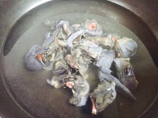 3、黄芪乌鸡汤,清洗干净的乌鸡放入锅中加入清水