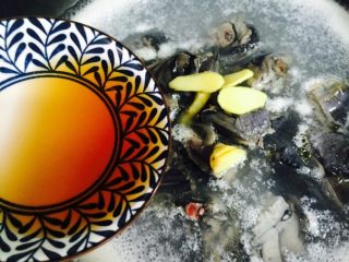 5、黄芪乌鸡汤,倒入适量黄酒