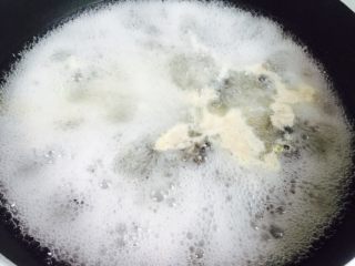 6、黄芪乌鸡汤,大火烧开煮3-5分钟