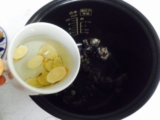 10、黄芪乌鸡汤,倒入提前浸泡后的黄芪