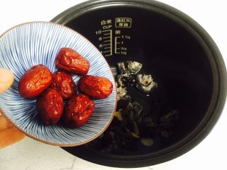 12、黄芪乌鸡汤,放入清洗干净的红枣