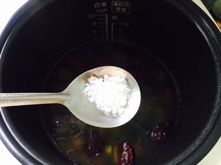 18、黄芪乌鸡汤,待煲汤完毕加入适量的盐(约2小茶匙)